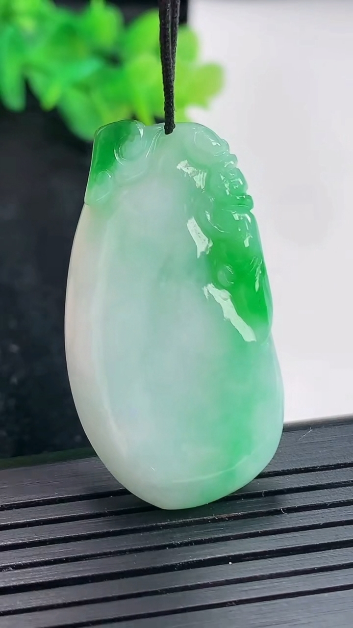 天然A货翡翠福瓜吊坠，尺寸41-22-6.8重量:13.90g
4月21日