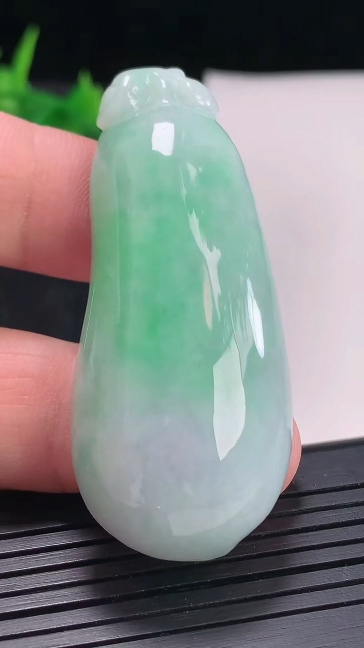 天然A货翡翠福瓜吊坠，尺寸56.5-24-11.6重量:30.39g
4月21日