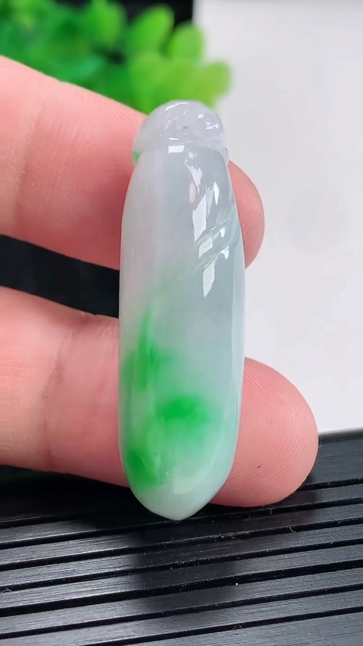 天然A货翡翠福瓜吊坠，尺寸41-12-9.6重量:10.58g
4月21日