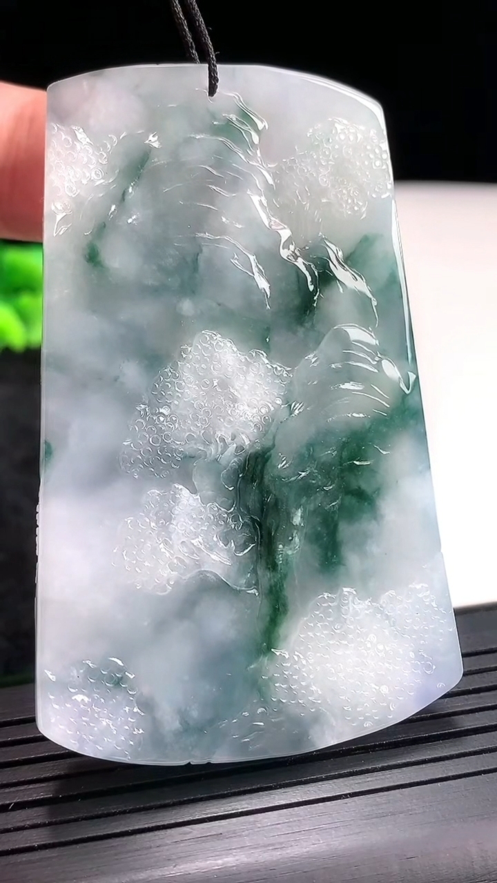 天然A货翡翠紫罗兰 飘花山水牌吊坠，尺寸68.6-43-7重量:52.32g
4月21日