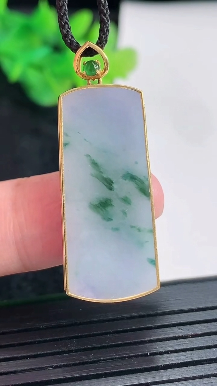 天然A货翡翠18k金紫罗兰飘花无事牌吊坠，尺寸37-14-3，裸石32-14重量:4.49g
4月2