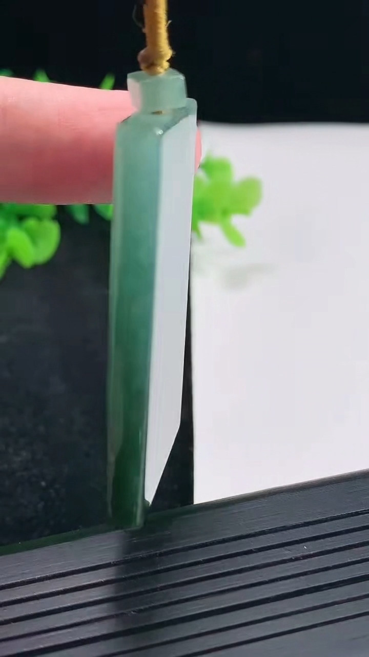 天然A货翡翠飘花无事牌吊坠，尺寸48-28.5-5重量:22.42g
4月21日