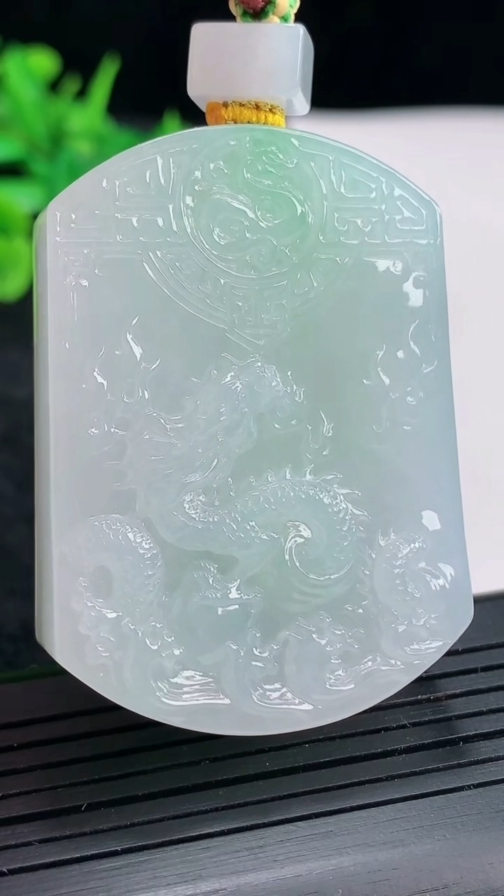 天然A货翡翠龙牌吊坠，尺寸50-36-12.5重量:65.51g
4月21日