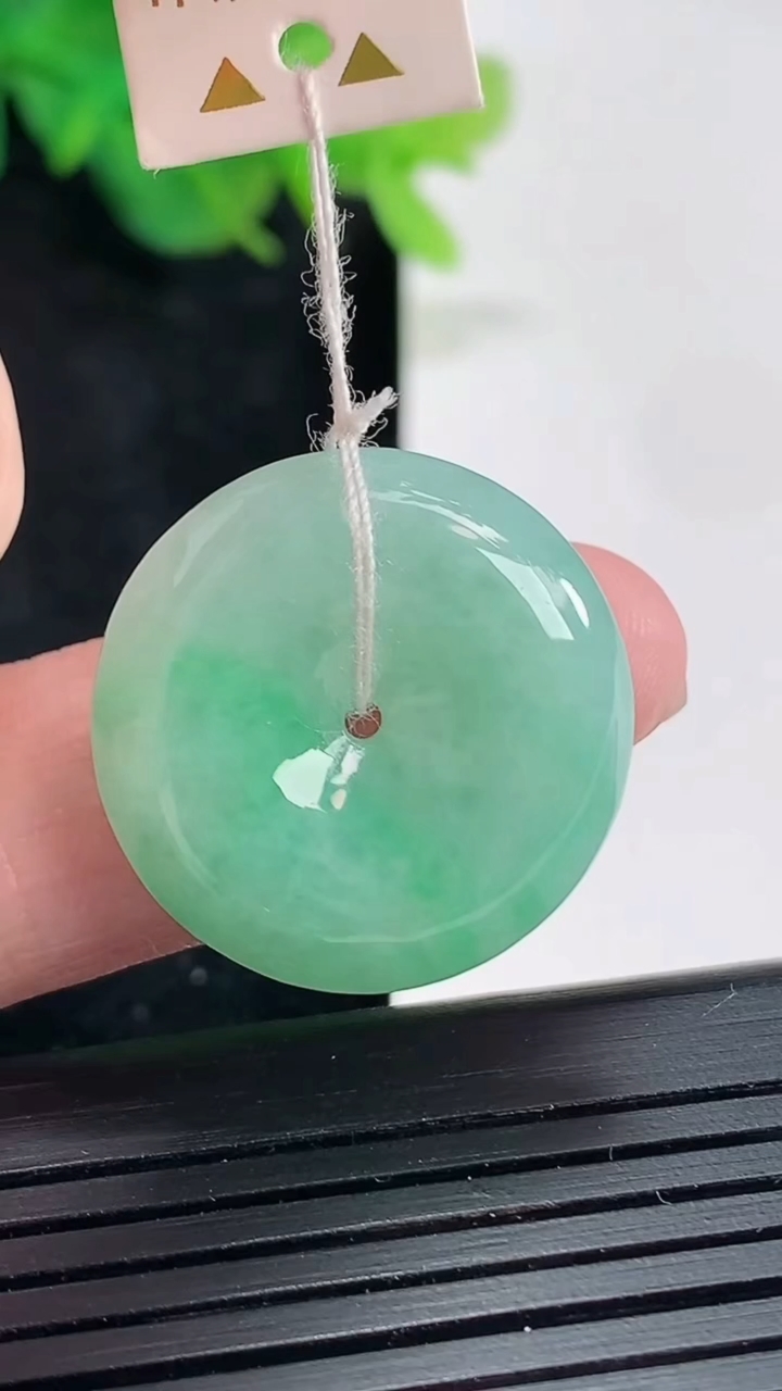 天然A货翡翠平安扣吊坠，尺寸23-6.2重量:6.93g
4月21日