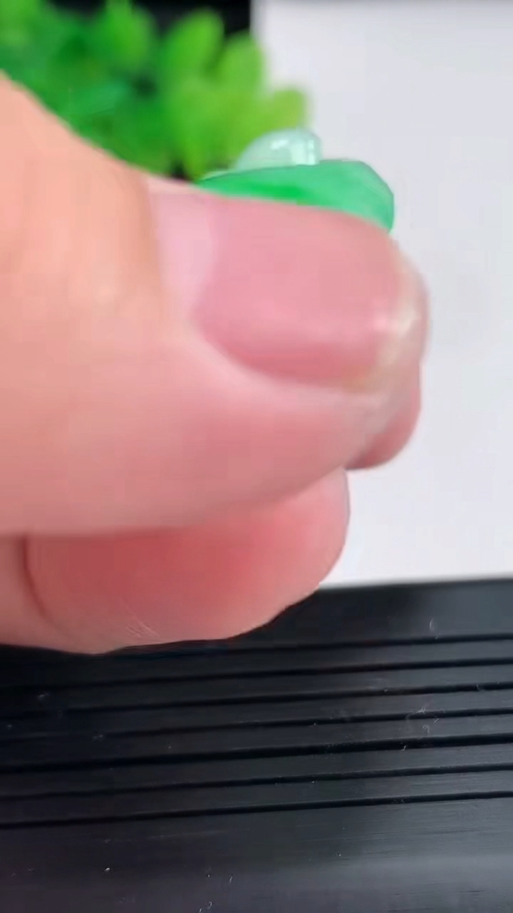 天然A货翡翠葫芦吊坠，尺寸44-27-10重量:19.94g
4月21日