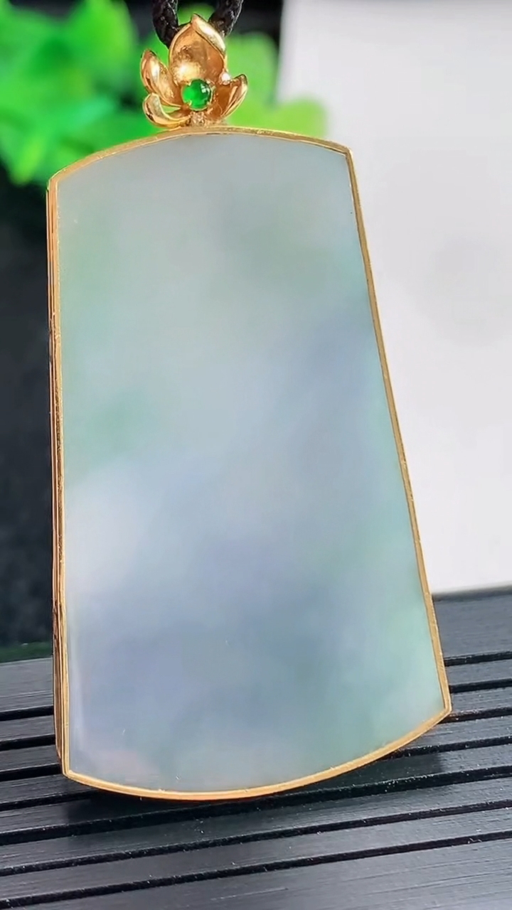 天然A货翡翠18k金春带彩 紫罗兰无事牌吊坠，尺寸49-25.6-4，裸石42-25重量:11.75g
4月21日