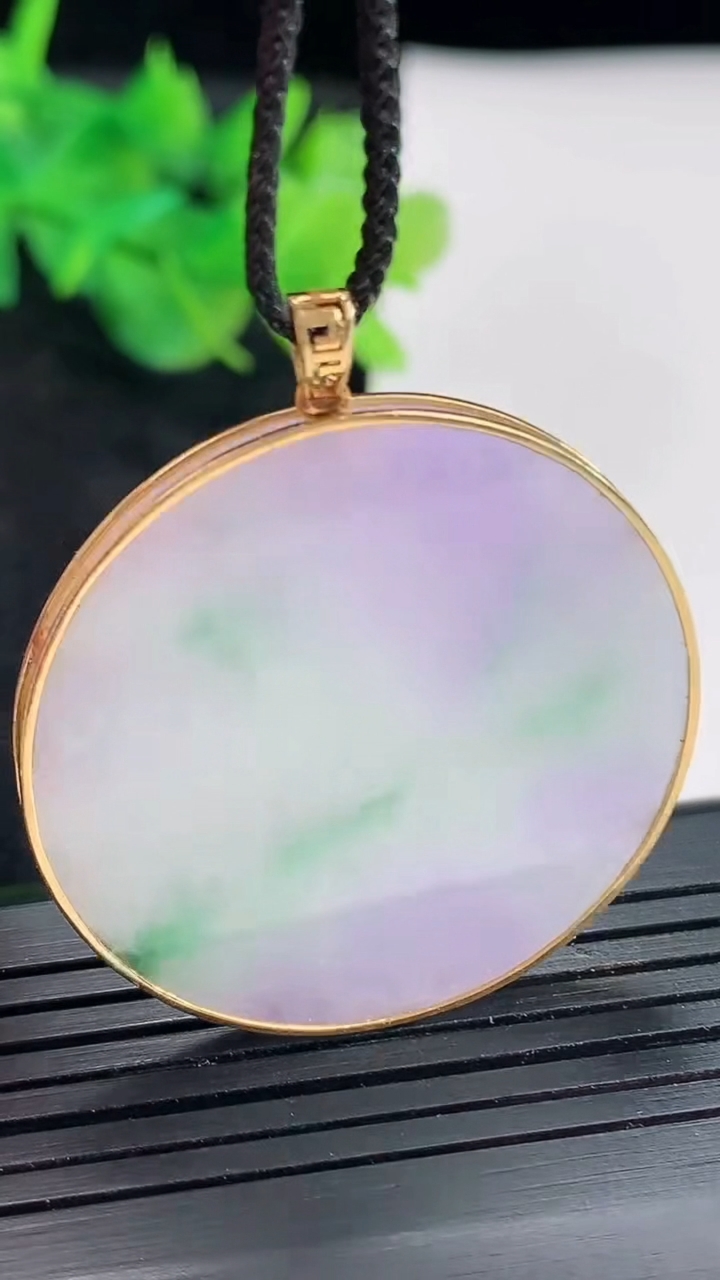 天然A货翡翠18k金春带彩 紫罗兰无事牌吊坠，尺寸40.6-35-2.8，裸石33重量:8.79g
4月21日