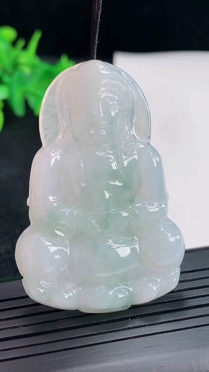 天然A货翡翠正装观音吊坠，尺寸53-36-6重量:18.86g
4月21日