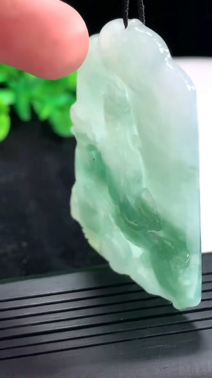 天然A货翡翠飘花文殊菩萨吊坠，尺寸59.5-41.5-5.8重量:30.28g
4月21日