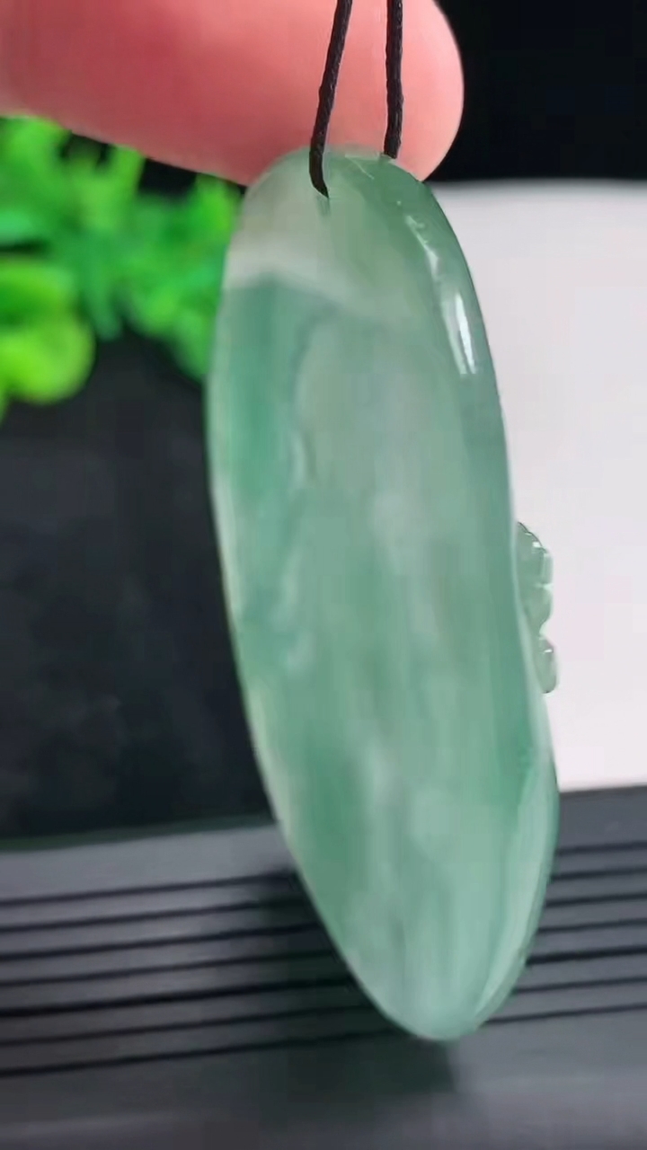 天然A货翡翠大势至菩萨吊坠，尺寸58.5-41-6重量:29.55g
4月21日