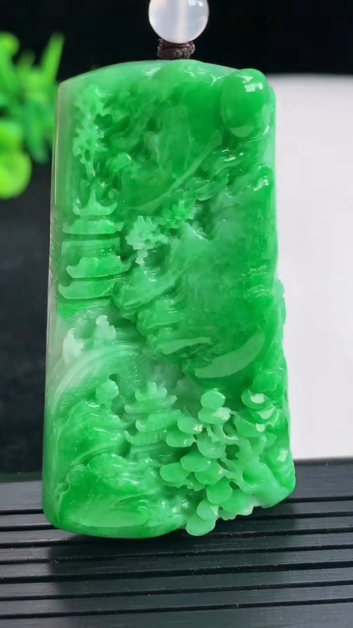 天然A货翡翠山水牌吊坠，尺寸56.6-32.5-10.5重量:40.55g
4月21日