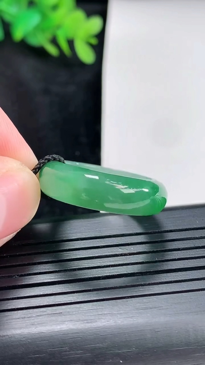 天然A货翡翠玉指环 戒指，尺寸19.2-7-4重量:5.46g2026年4月21日
工厂直销收藏佳品,种好水足，色泽均匀，有种有色，上手高大气！