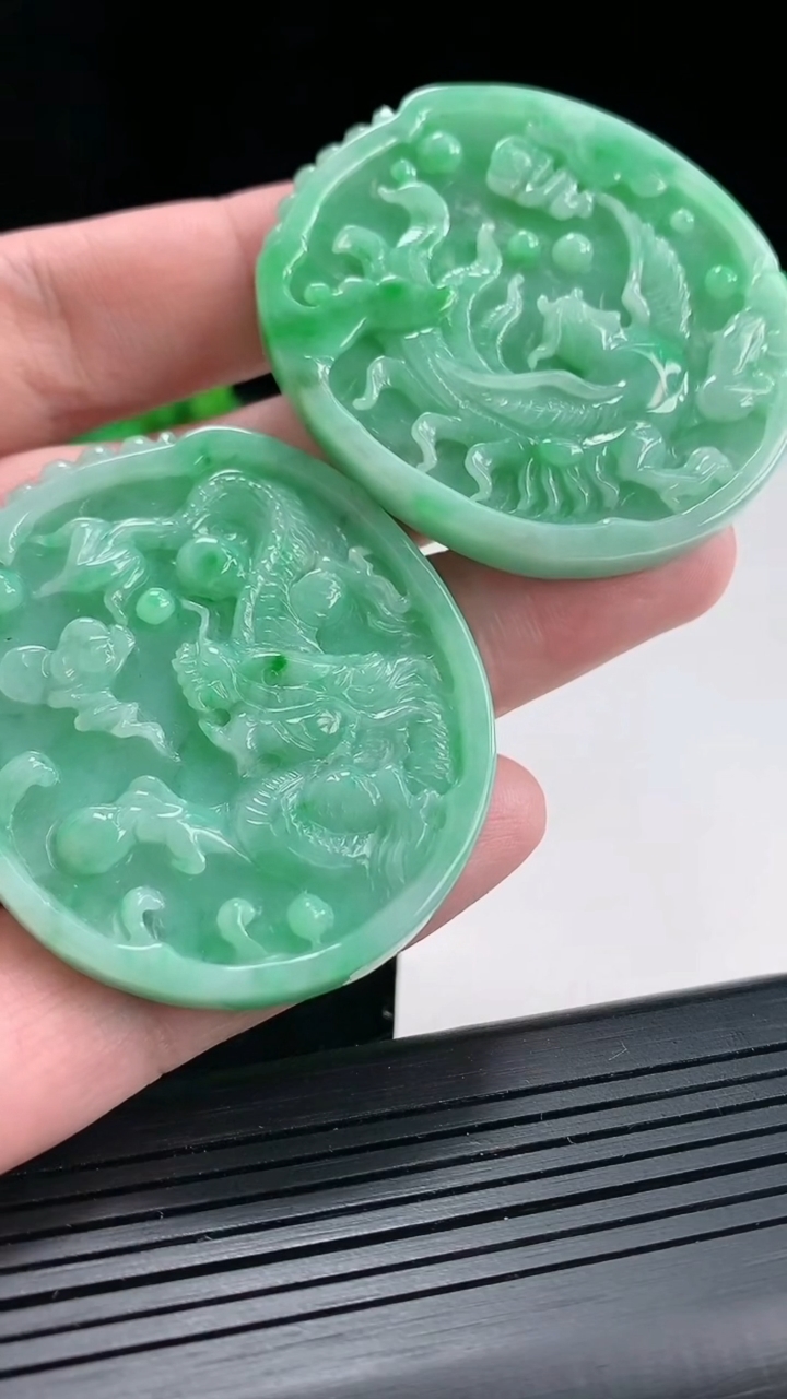 天然A货翡翠龙凤呈祥吊坠一对，尺寸51-45-5.5重量:56.97g
4月21日