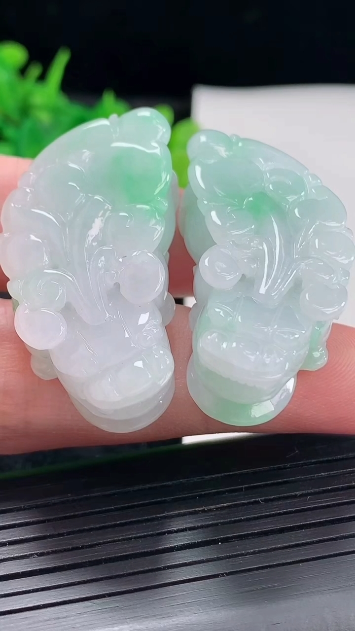 天然A货翡翠貔貅吊坠一对，尺寸41-19-12重量:42.78g
4月21日