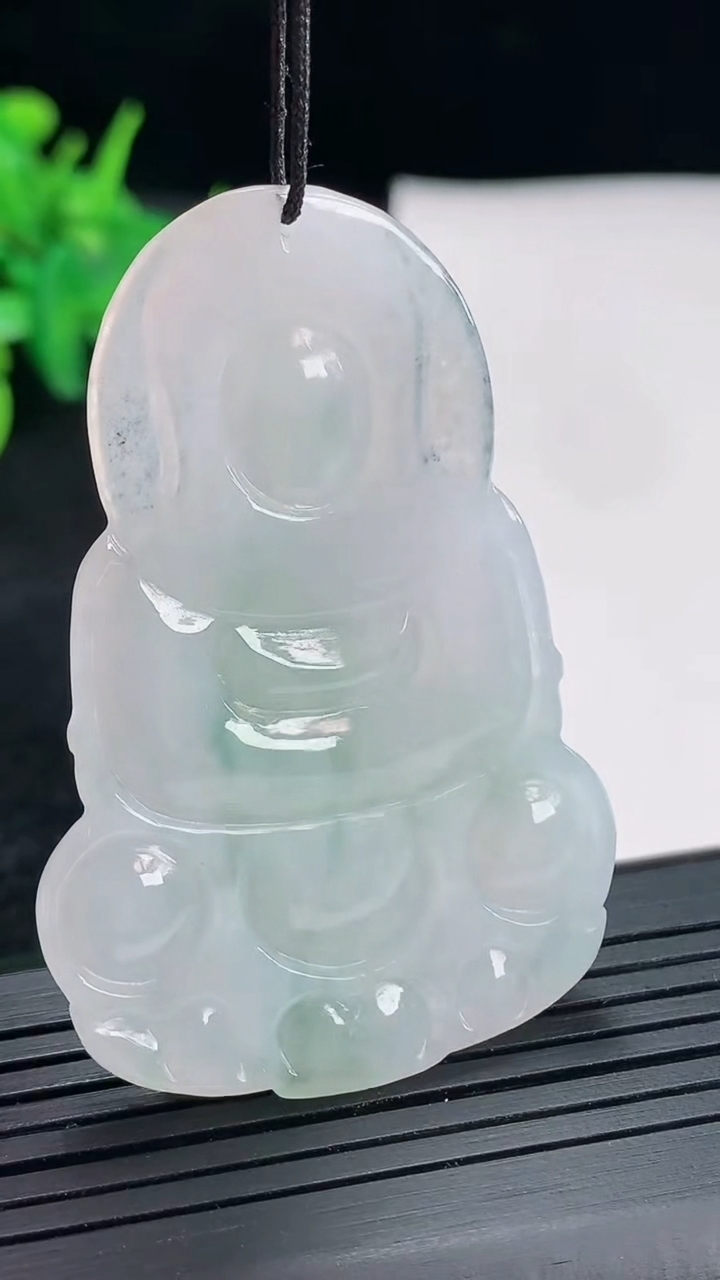 天然A货翡翠正装观音吊坠，尺寸53-36-6重量:18.86g
4月21日