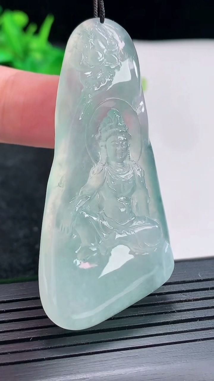 天然A货翡翠观音菩萨吊坠，尺寸58.5-28-7.2重量:22.66g
4月21日