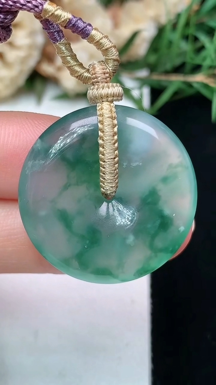 天然A货翡翠飘花平安扣吊坠，尺寸26.4-5.8，重量:10.41g
4月21日