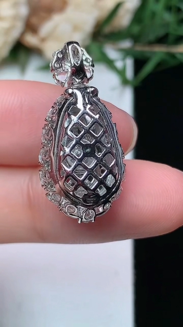 天然A货翡翠葫芦吊坠，尺寸25.9-12.5-12.3，裸石14.3-9.5，重量:4.12g
4月21日