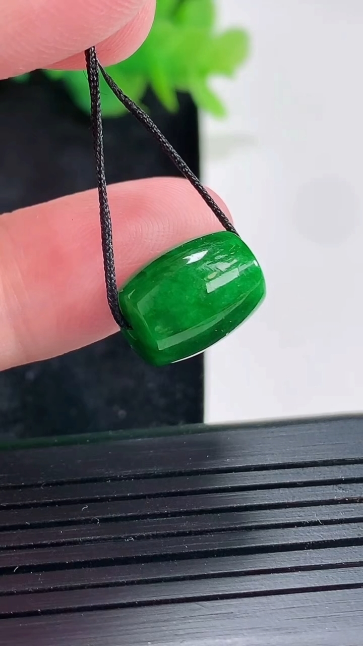 天然A货翡翠路路通吊坠，尺寸13-10重量:2.80g
4月21日