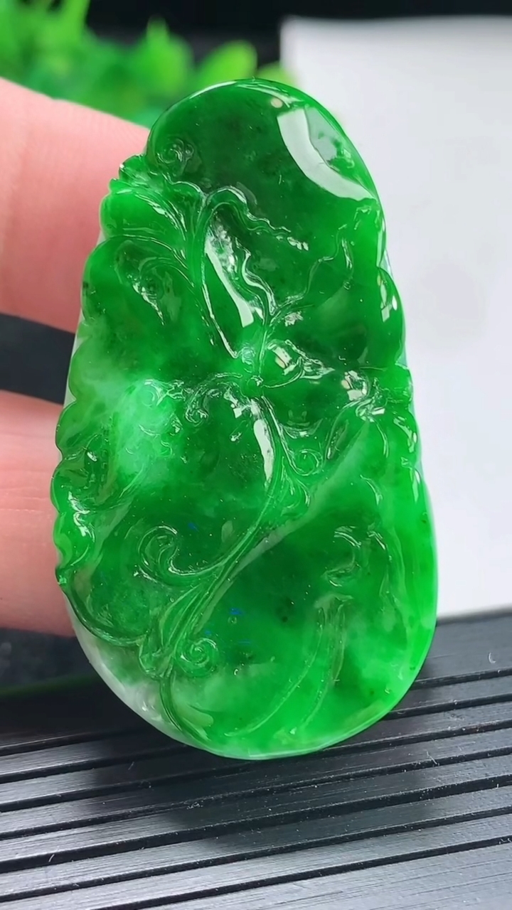 天然A货翡翠和和美美 荷叶鱼吊坠，尺寸49-27-7.8重量:20.15g
4月21日