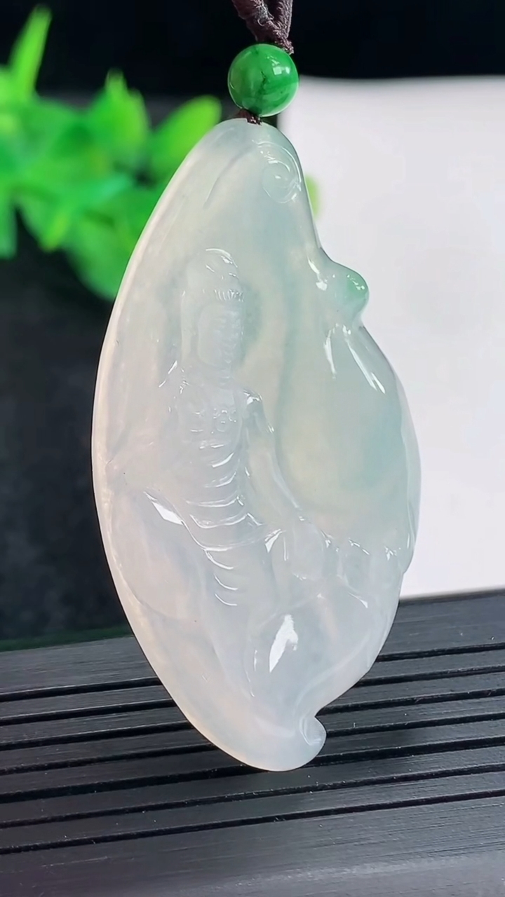 天然A货翡翠观音菩萨吊坠，尺寸48.5-25.6-6重量:14.61g
4月21日