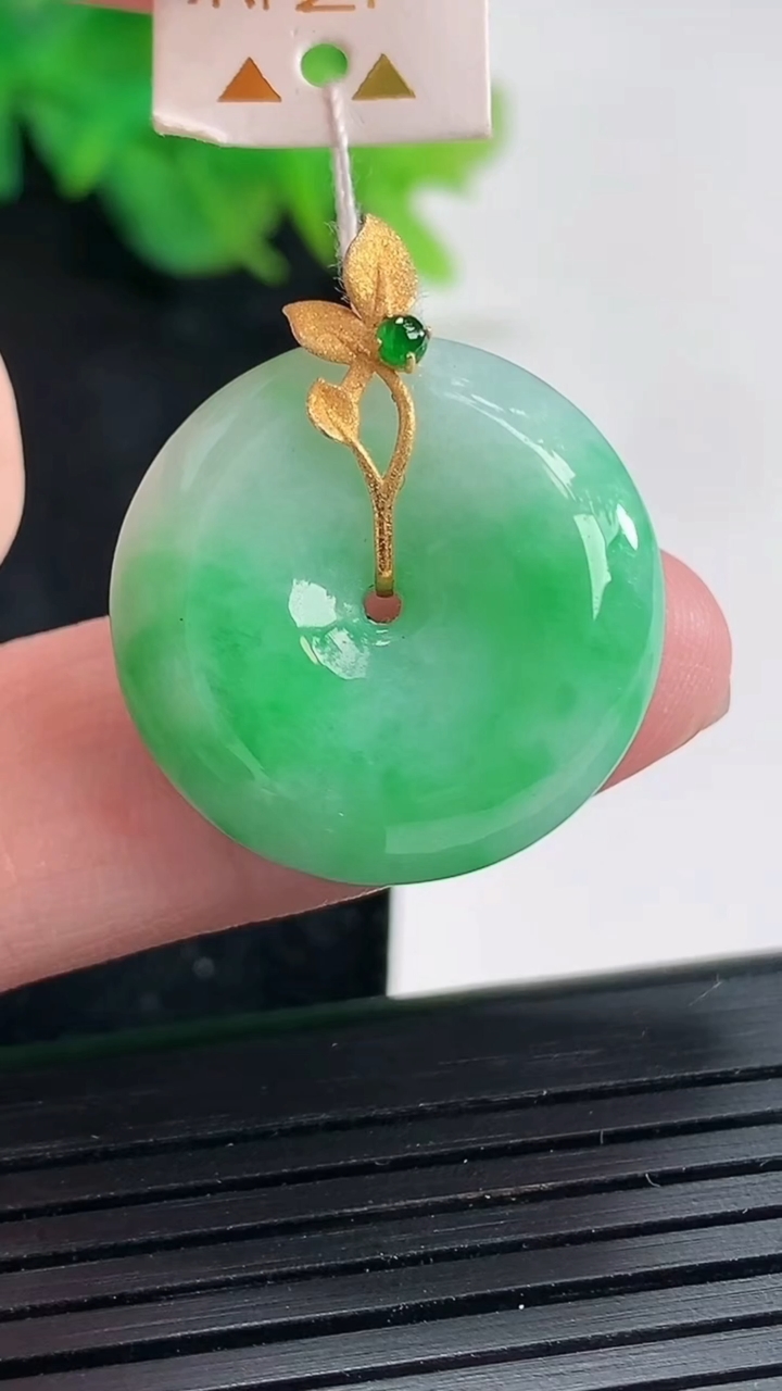 天然A货翡翠平安扣吊坠，尺寸22.8-6.8重量:7.26g
4月21日