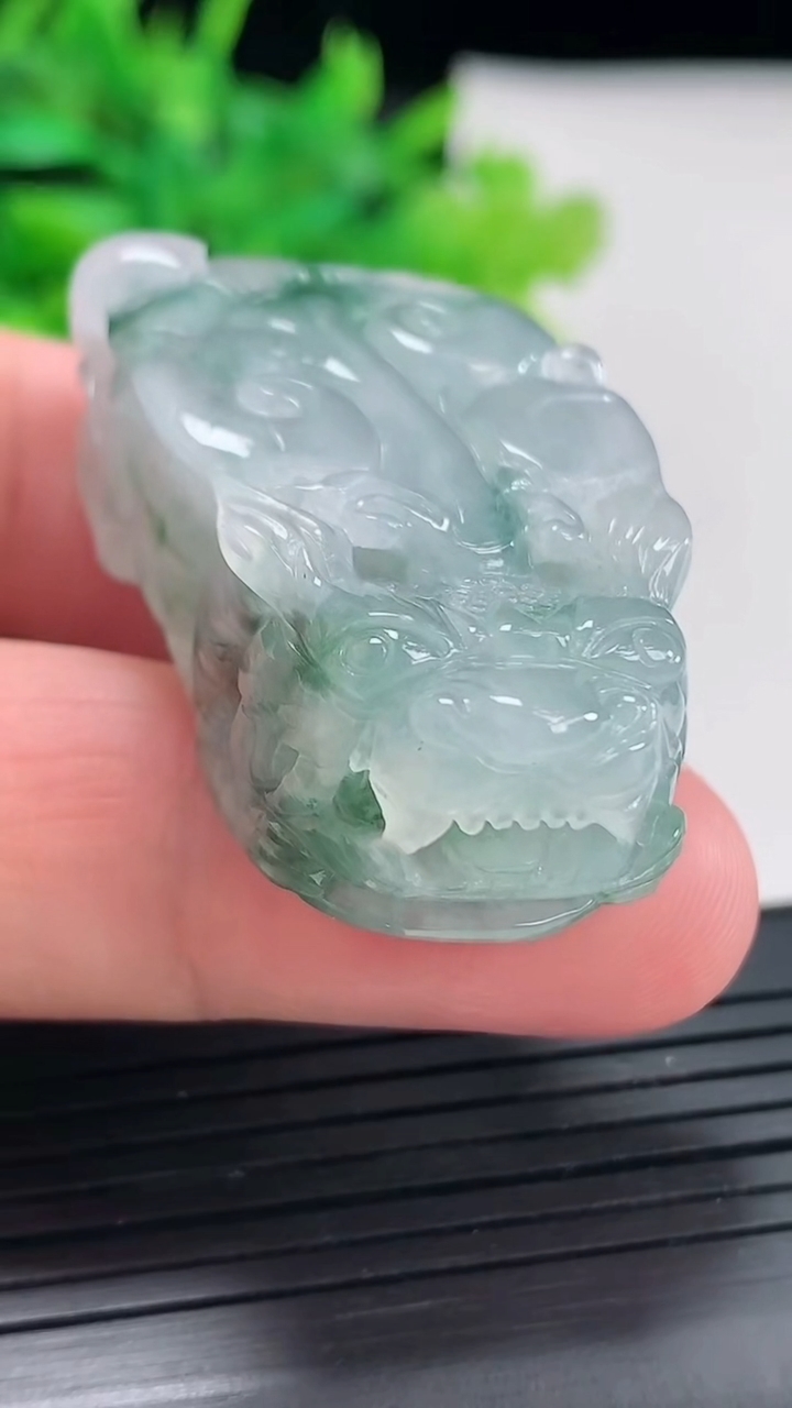 天然A货翡翠飘花貔貅吊坠，尺寸42.5-22.5-14.2重量:33.53g
4月21日