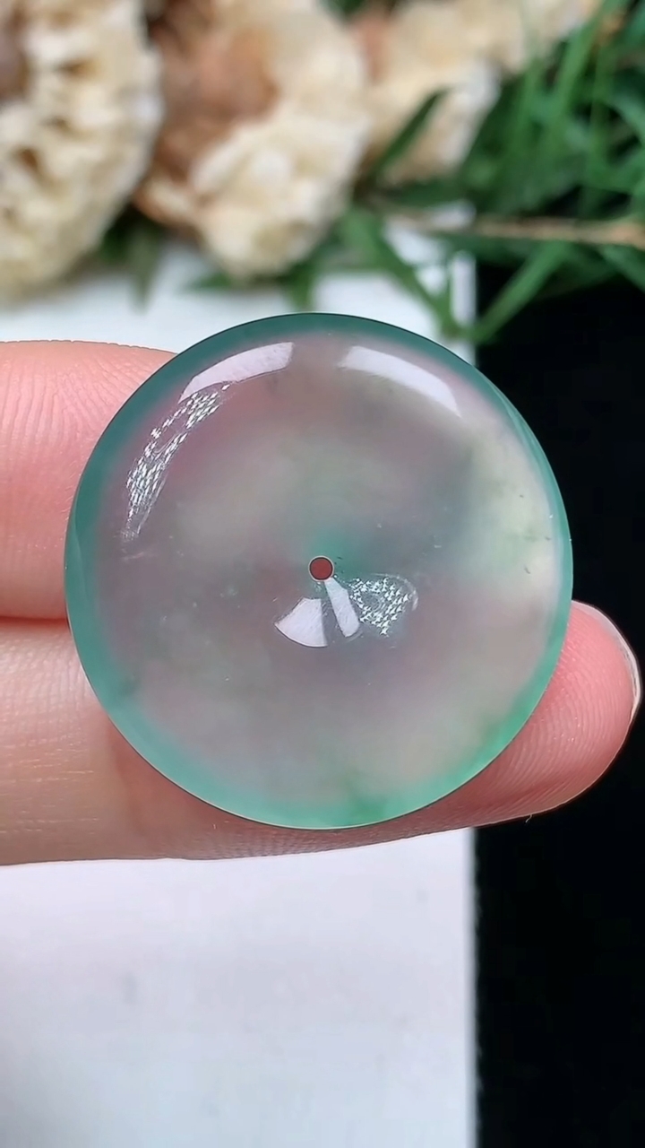 天然A货翡翠平安扣吊坠，尺寸23.6-4.3，重量:4.82g
4月21日