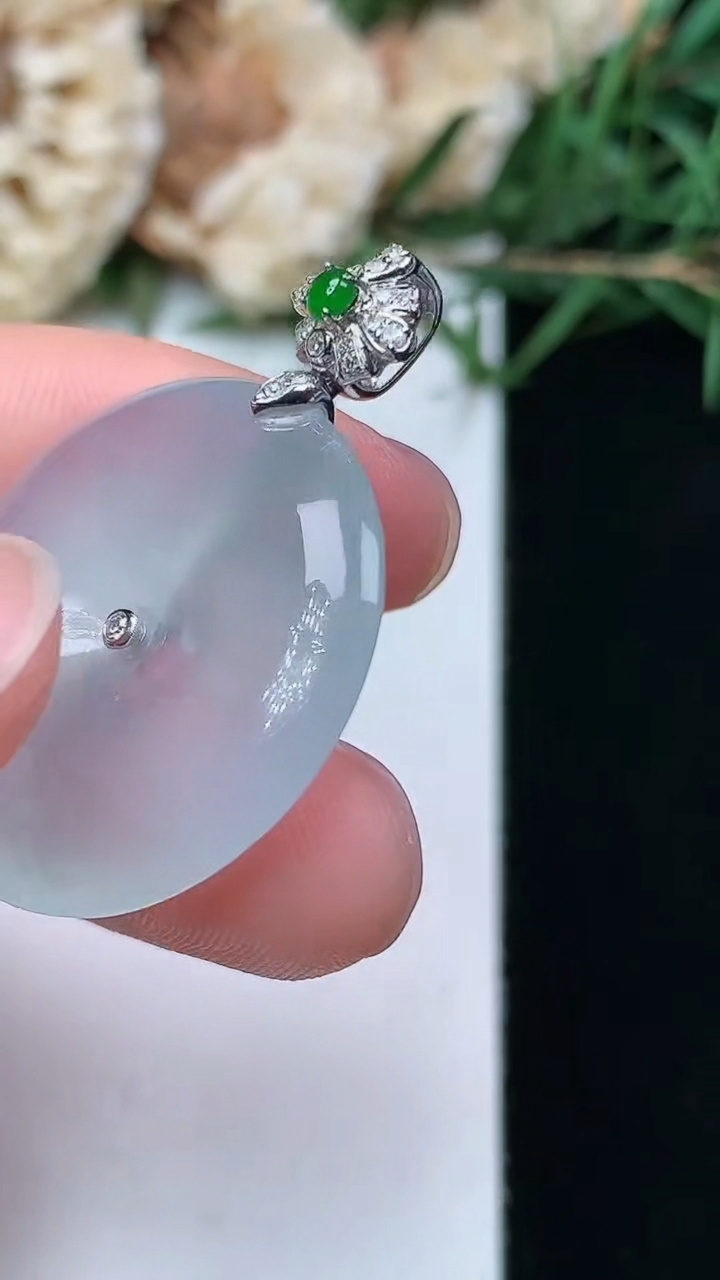 天然A货翡翠白冰平安扣吊坠，尺寸24.7-4.8，重量:6.43g
4月21日