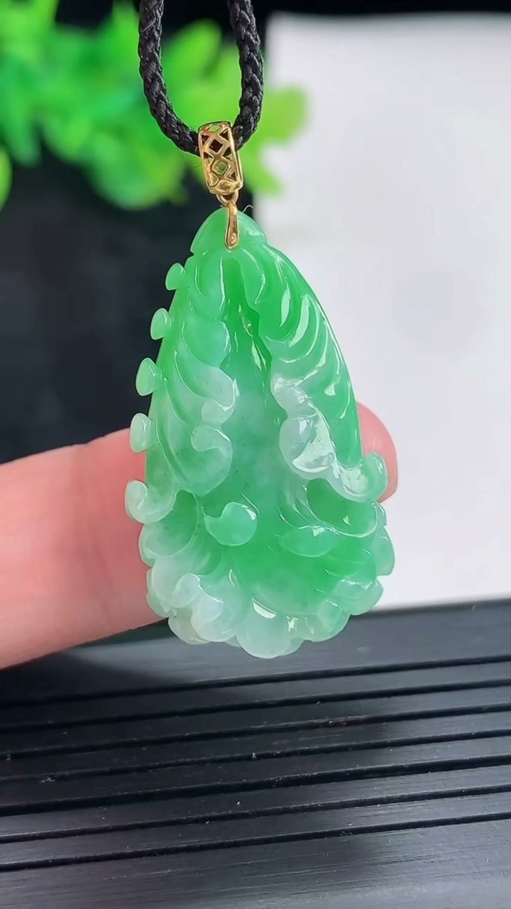 天然A货翡翠白菜吊坠，尺寸28.5-18-6.5重量:5.35g
4月21日