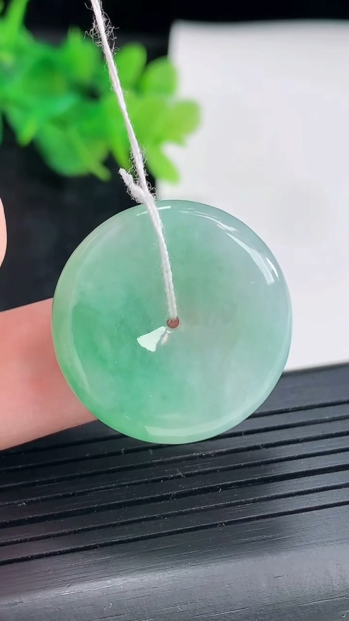 天然A货翡翠平安扣吊坠，尺寸25.5-5.5重量:8.15g
4月21日