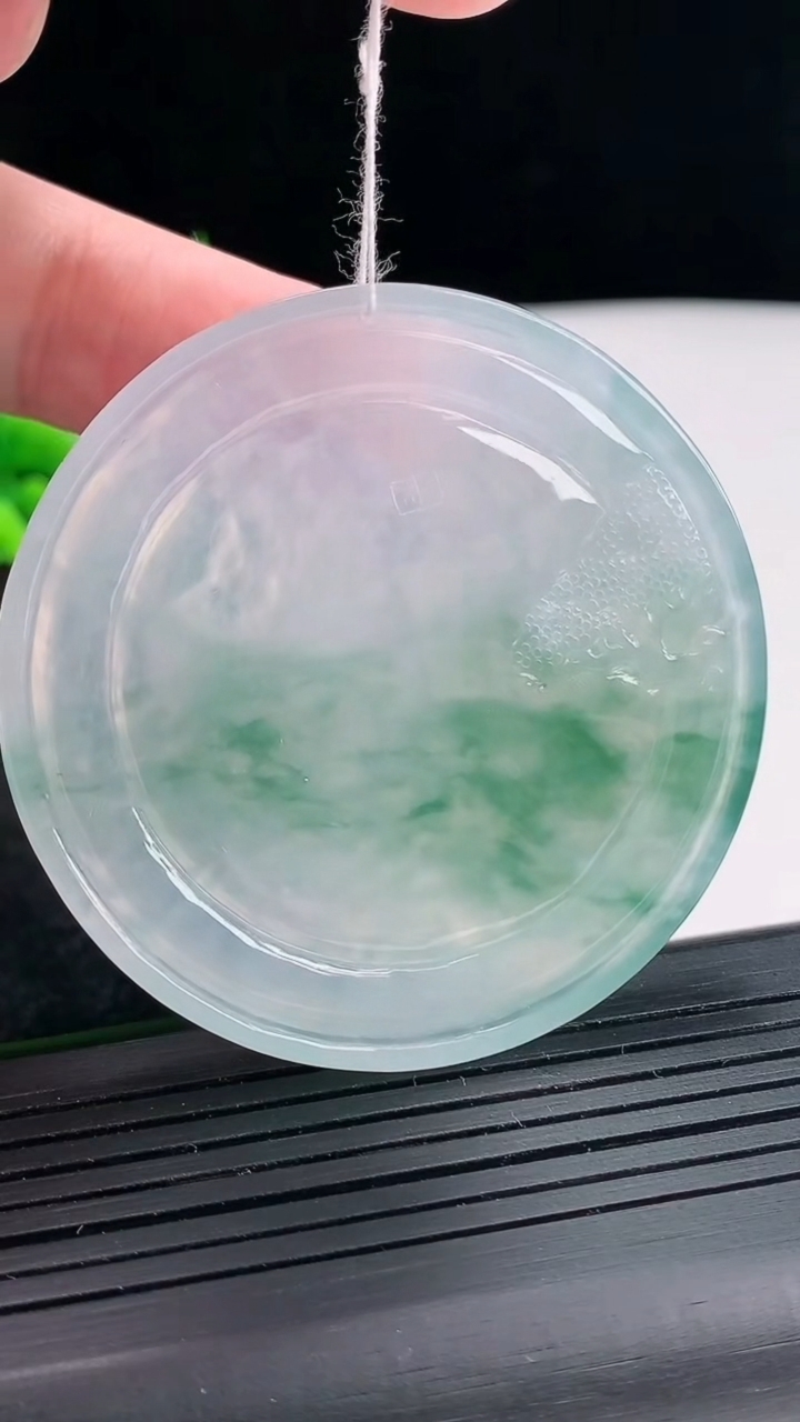 天然A货翡翠种飘花山水牌吊坠，尺寸53.5-5.2重量:36.42g
4月21日