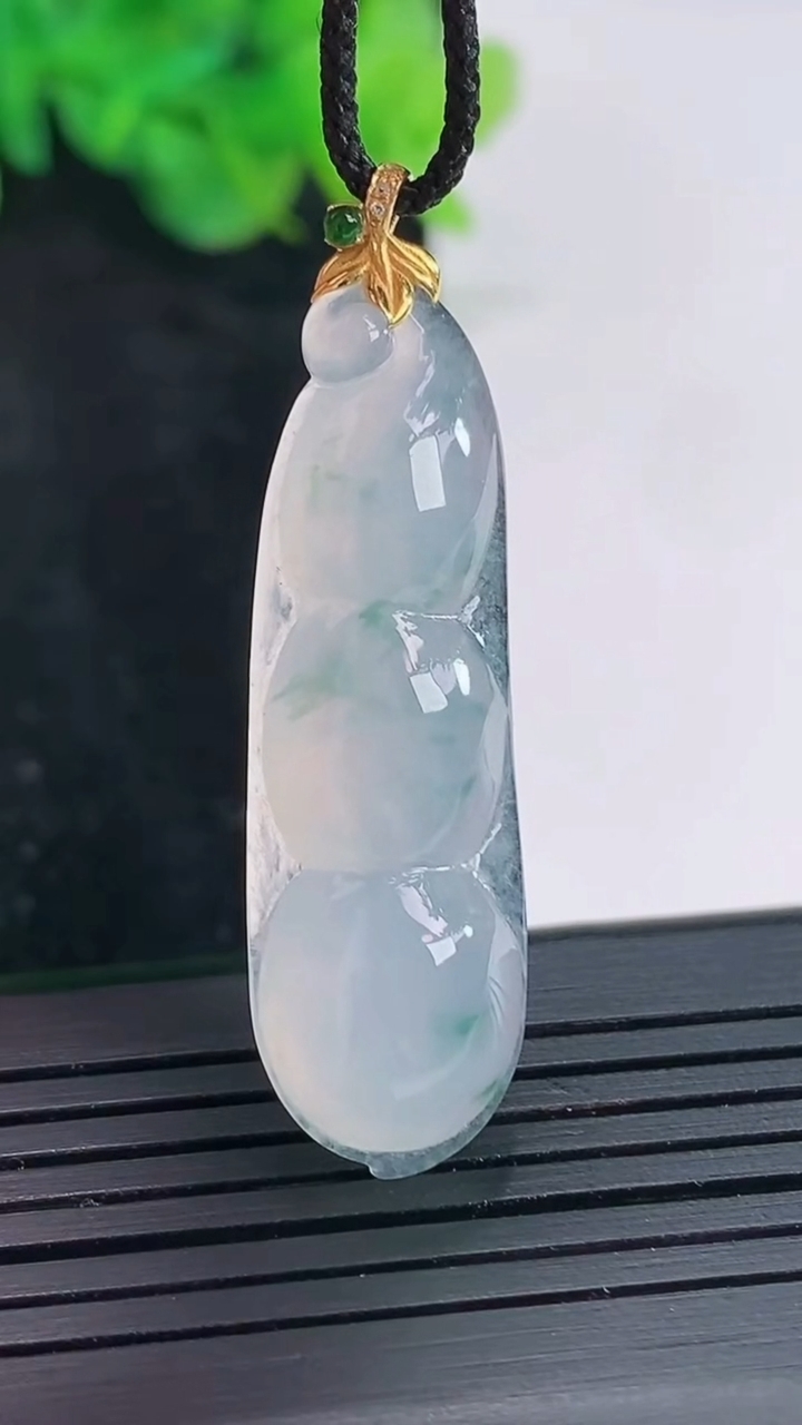 天然A货翡翠种飘花福豆吊坠，尺寸37-12-7重量:5.47g
4月21日