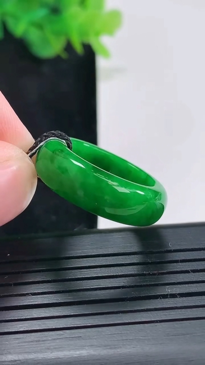 天然A货翡翠玉指环 戒指，尺寸17.6-7-3.8重量:5.67g2026年4月21日
工厂直销收藏佳品,种好水足，色泽均匀，有种有色，上手高大气！