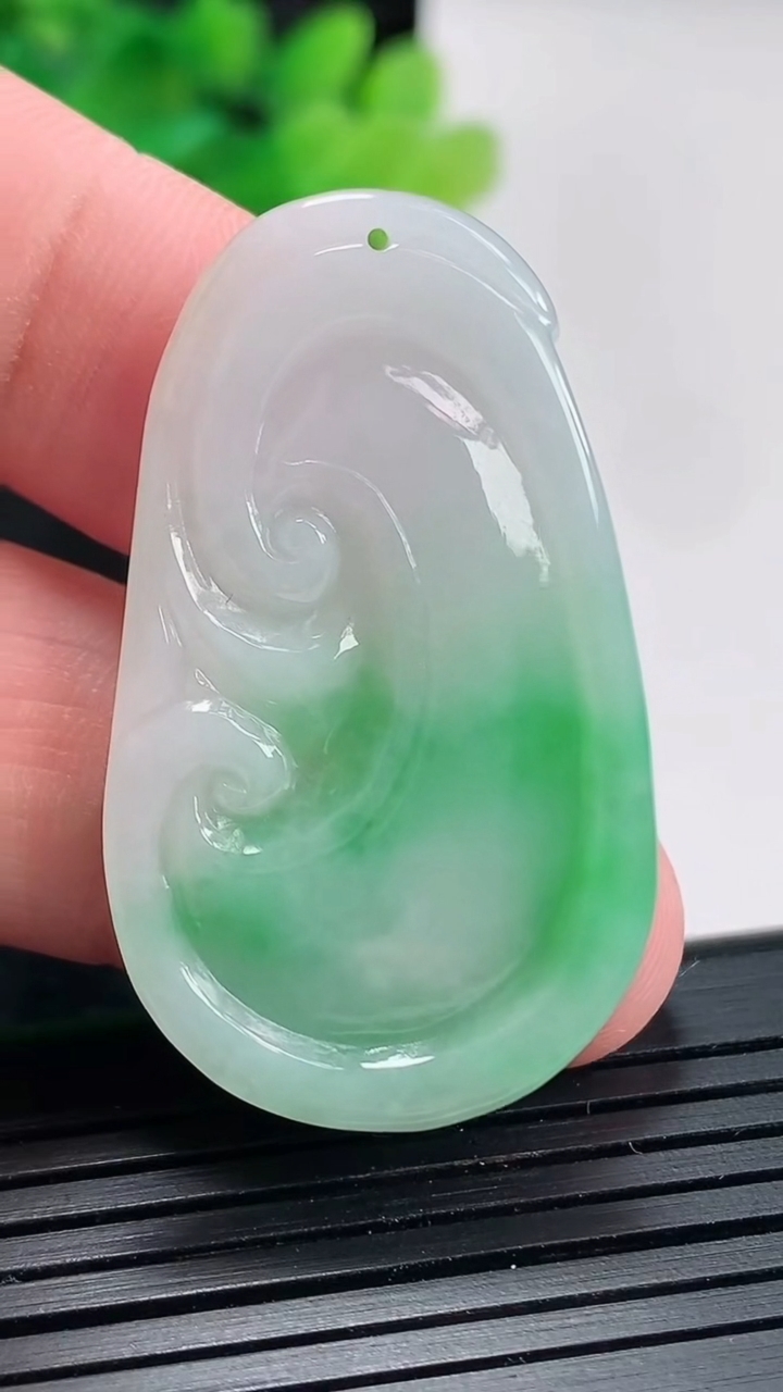 天然A货翡翠如意吊坠，尺寸41-24-4重量:8.38g
4月21日