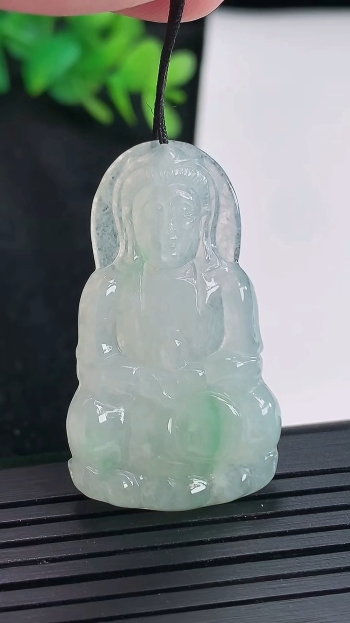 天然A货翡翠正装观音吊坠，尺寸40.5-23.6-4.5重量:7.93g
4月21日