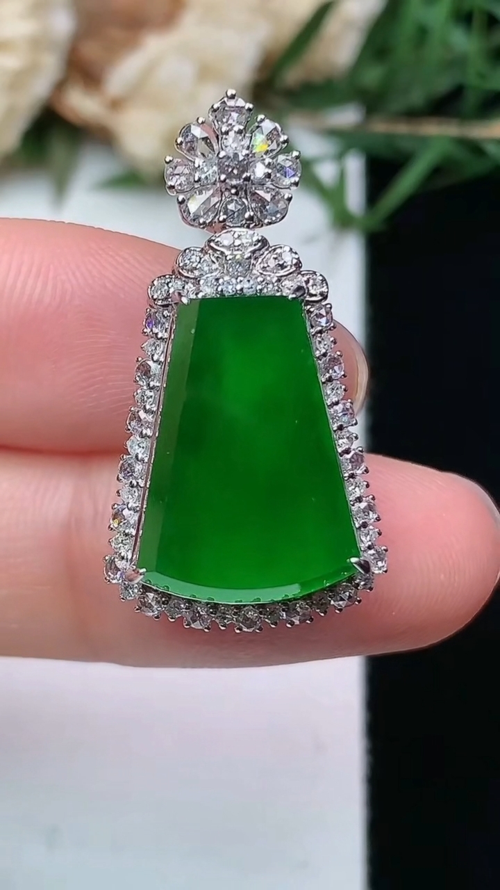 天然A货翡翠无事牌吊坠，尺寸28.8-15.3-11，裸石15.3-11，重量:5.06g
4月21