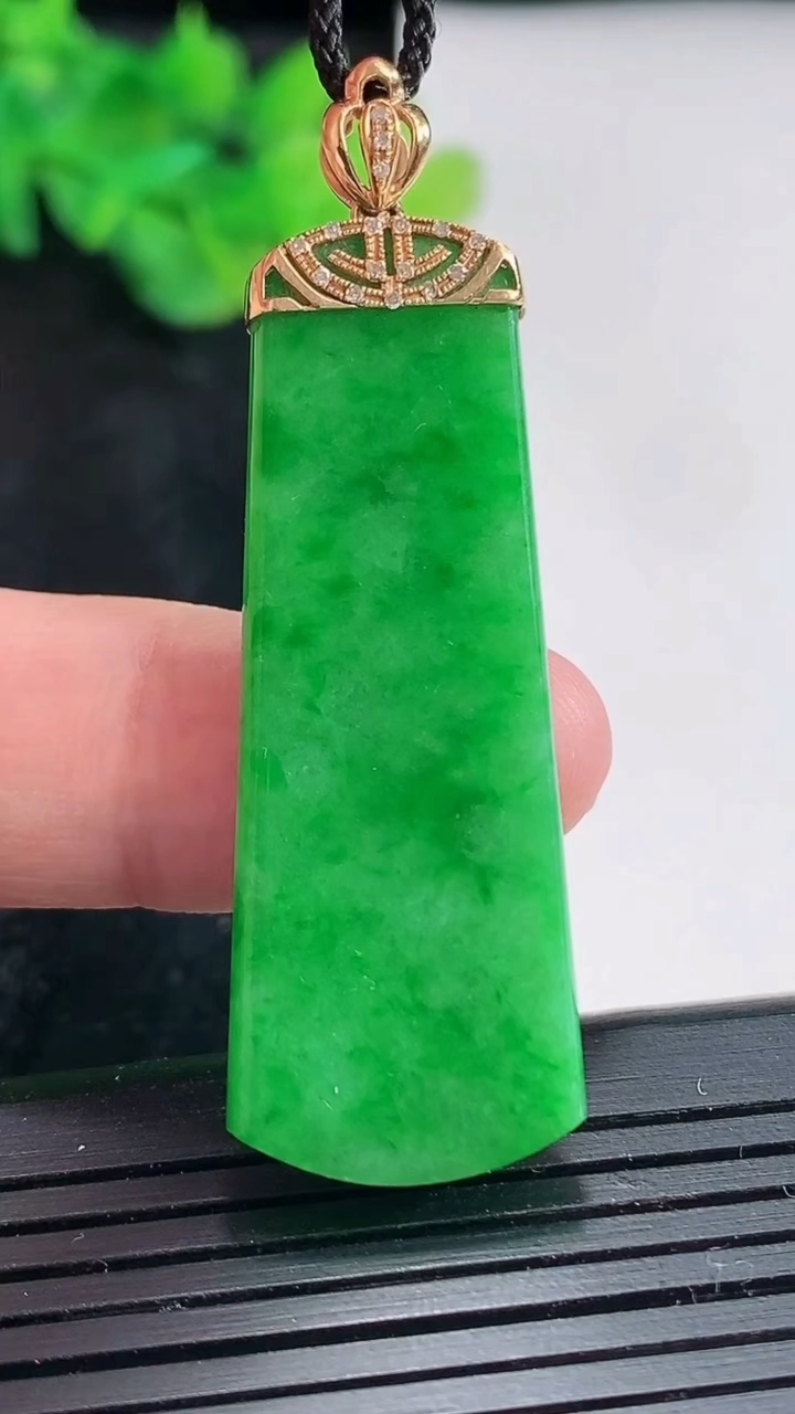 天然A货翡翠无事牌吊坠，尺寸44.5-16.8-4.2重量:9.97g
4月21日