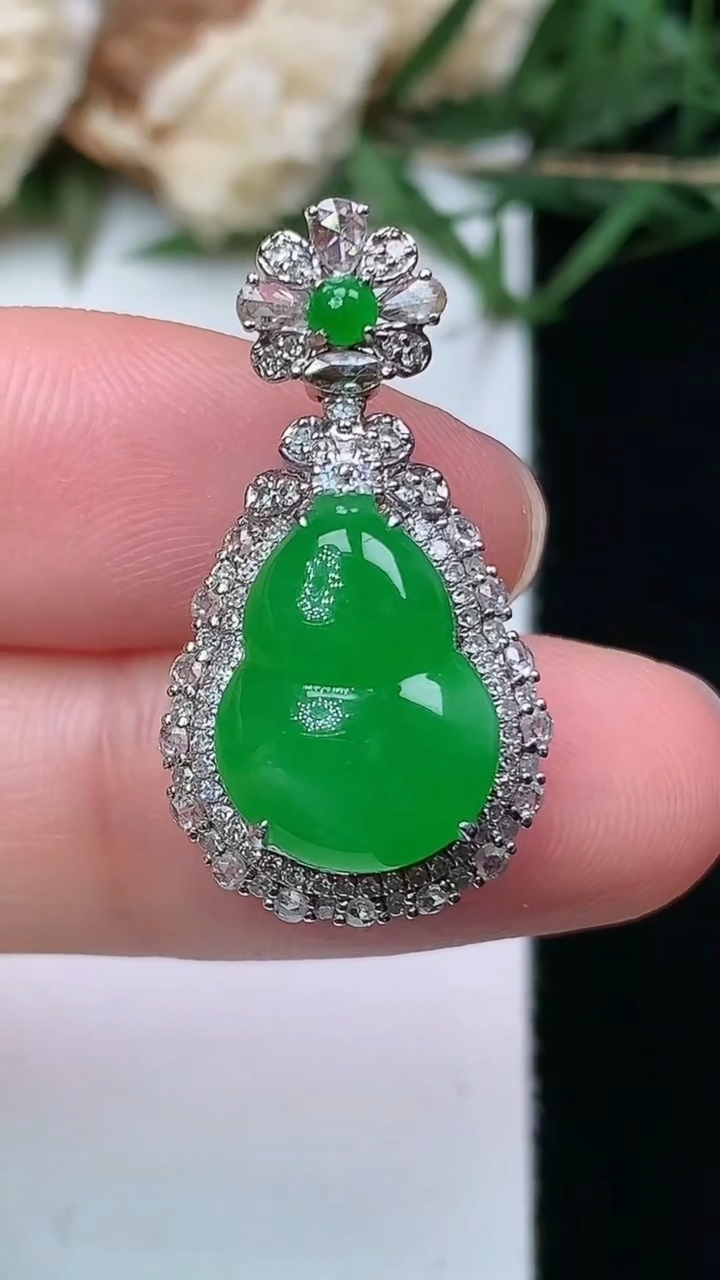 天然A货翡翠葫芦吊坠，尺寸26.3-14.3-10.3，裸石13.3-9.8，重量:4.00g
4月