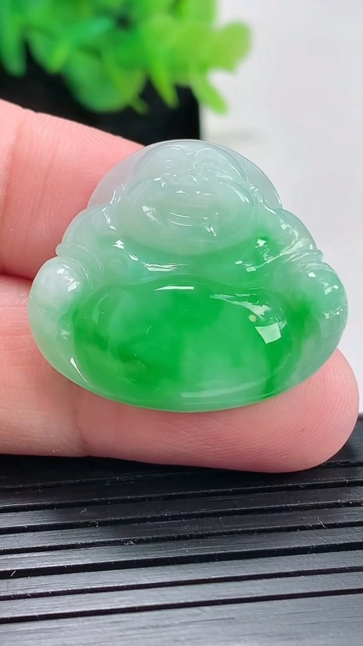 天然A货翡翠佛公吊坠，尺寸26-30-5.5重量:7.71g
4月21日