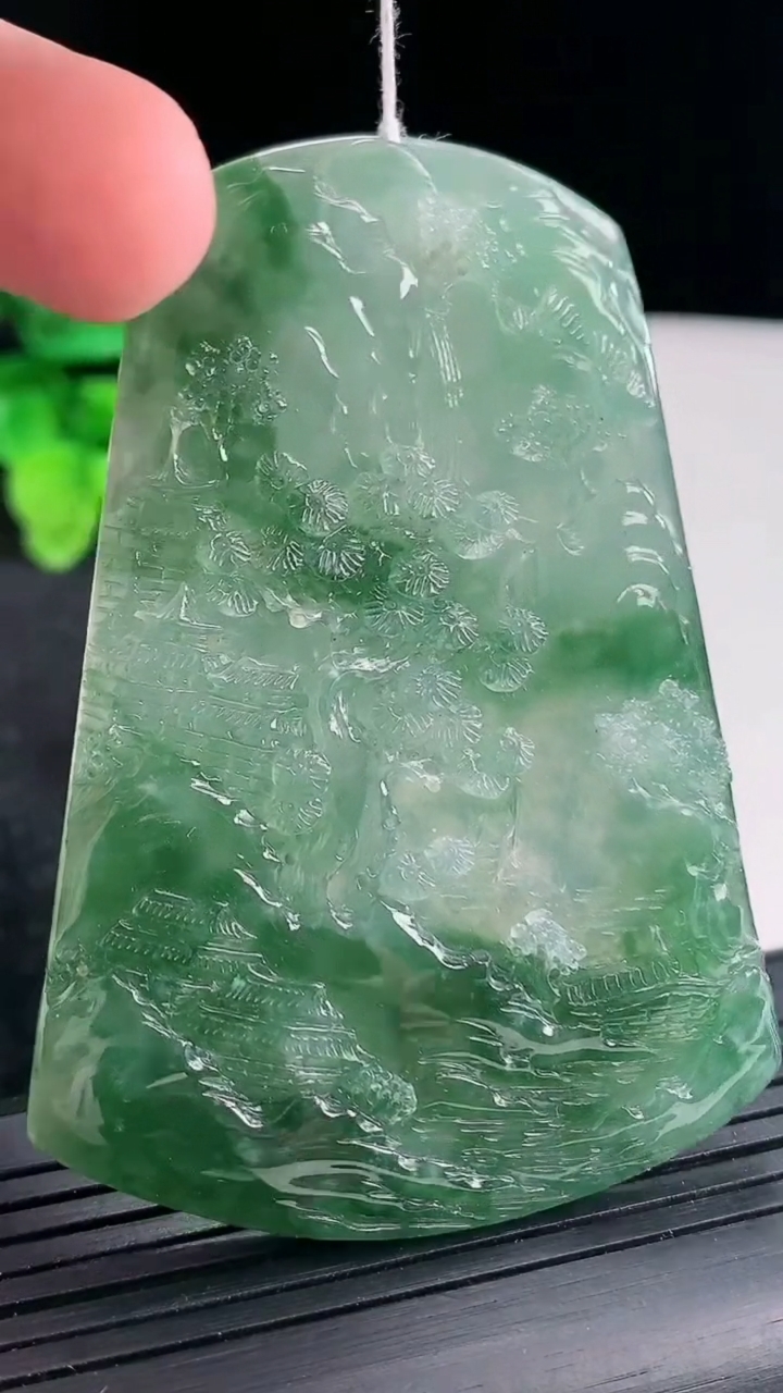 天然A货翡翠种飘花山水牌吊坠，尺寸70.8-49-4.5重量:40.04g
4月21日