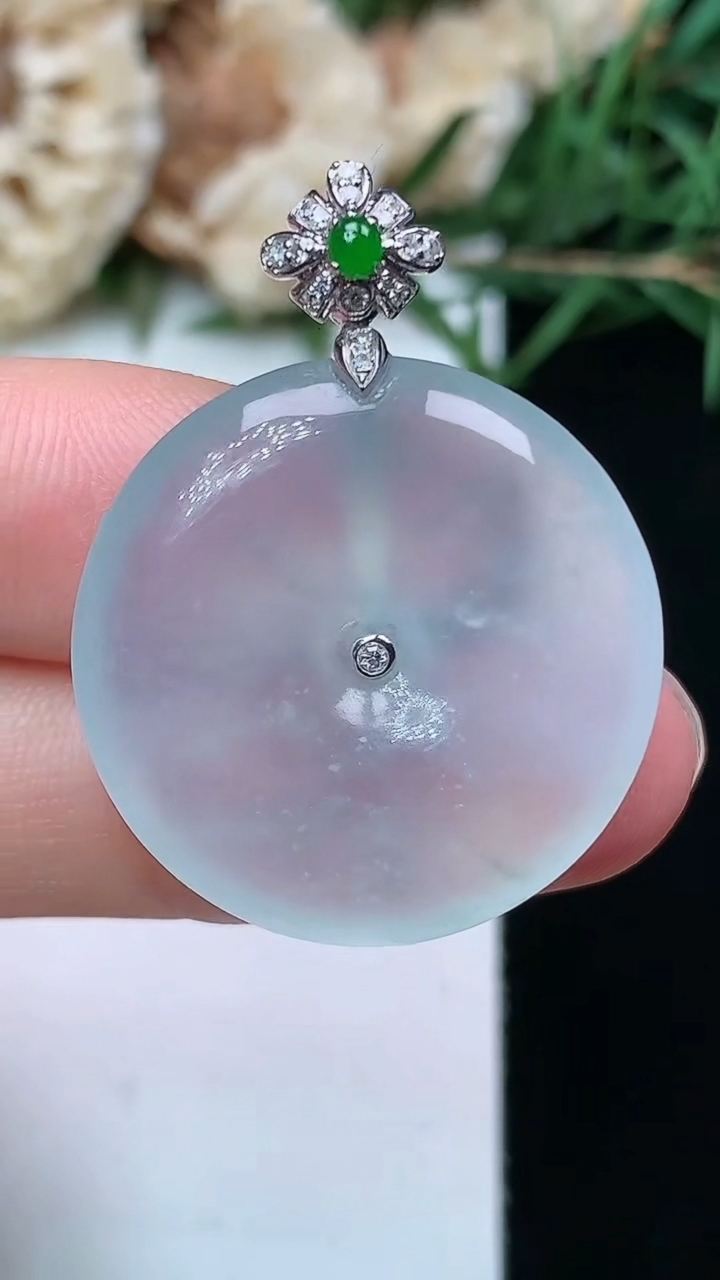 天然A货翡翠白冰平安扣吊坠，尺寸24.7-4.8，重量:6.43g
4月21日