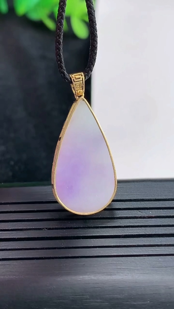 天然A货翡翠18k金紫罗兰水滴吊坠，尺寸31.5-14-4.2，裸石26-14重量:3.85g
4月