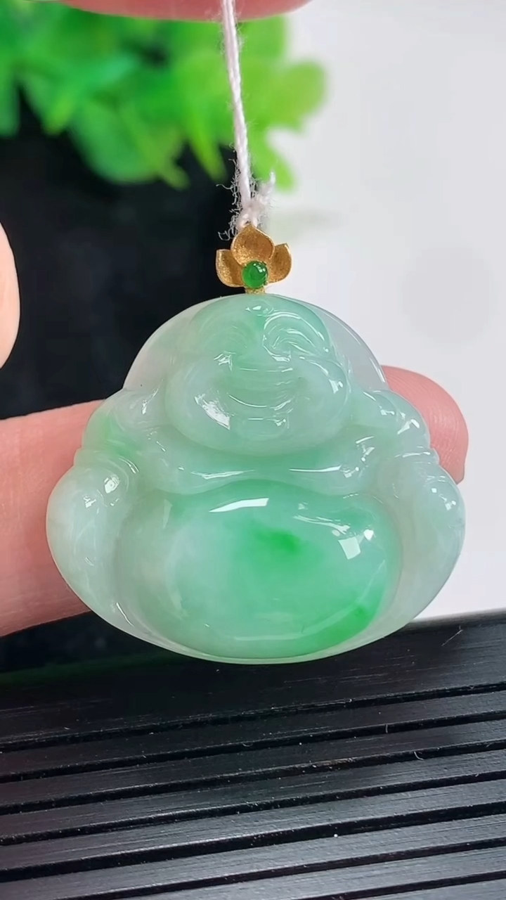 天然A货翡翠佛公吊坠，尺寸25-28.6-5.2重量:5.95g
4月21日