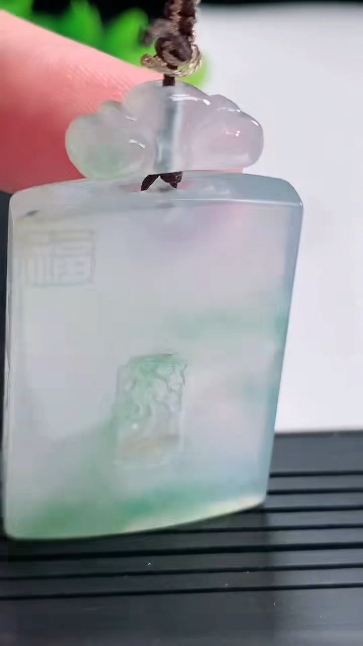 天然A货翡翠仿古无事牌吊坠，尺寸41-28-5.2重量:20.61g
4月21日