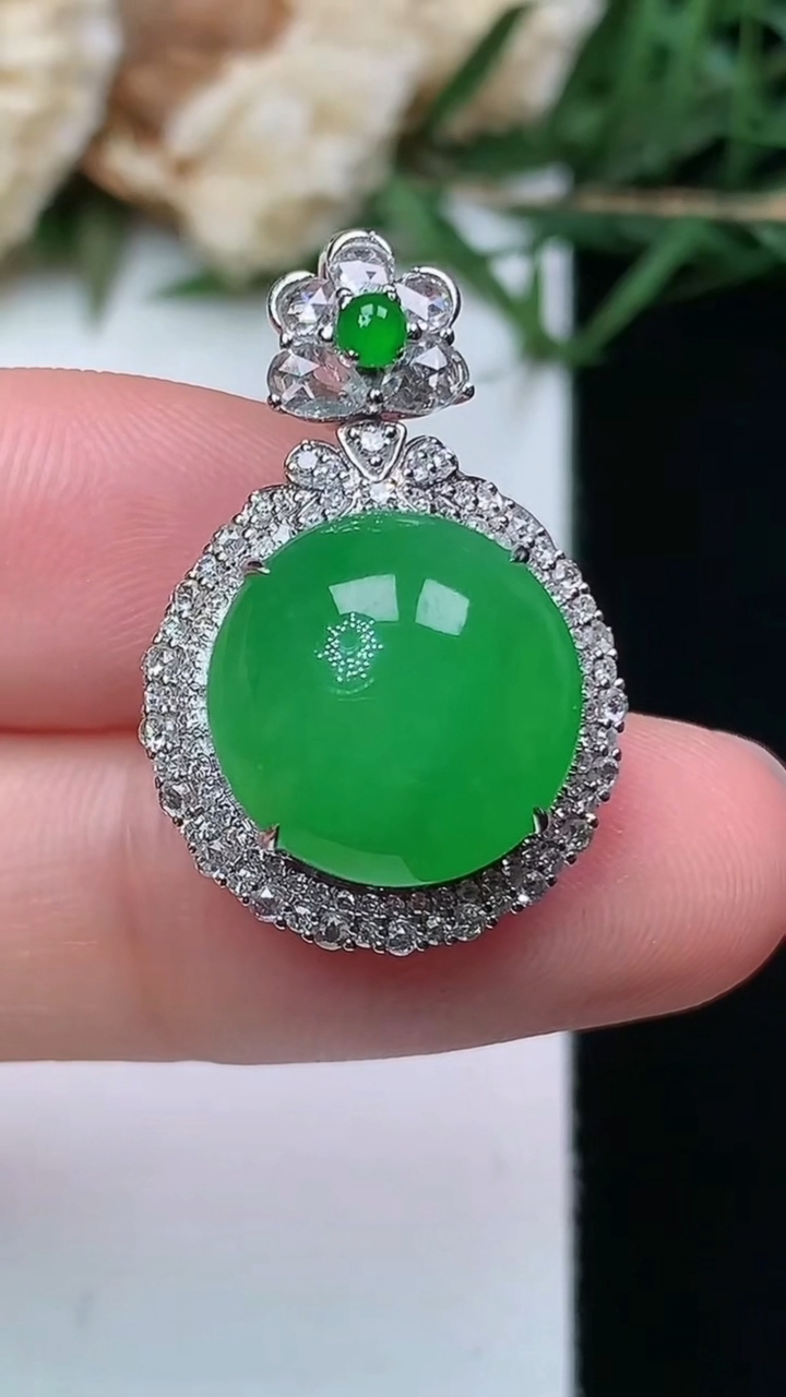 天然A货翡翠蛋面吊坠，尺寸25.3-16.6-12.5，裸石12.4，重量:5.34g
4月21日