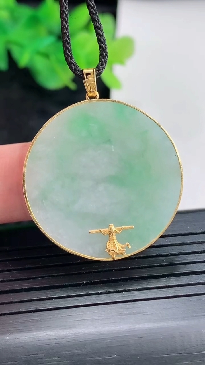 天然A货翡翠无事牌吊坠，尺寸29-3.2重量:6.07g
4月21日