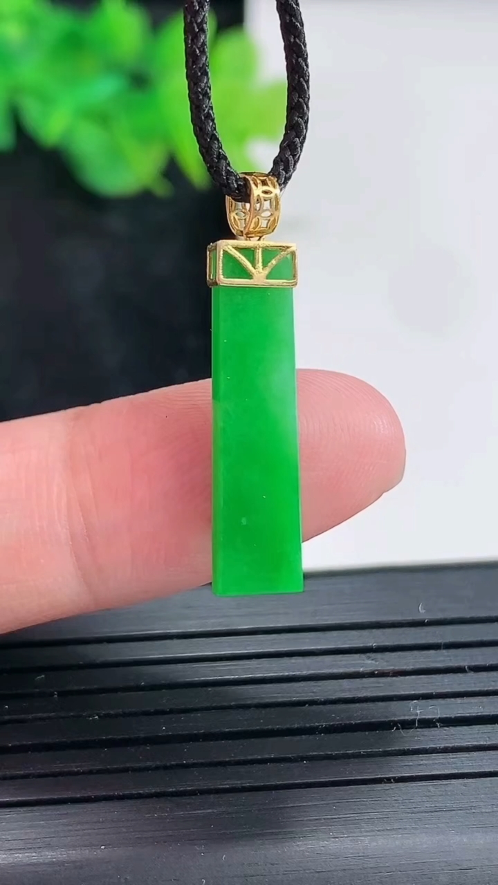 天然A货翡翠无事牌吊坠，尺寸23-5.5-2重量:1.09g
4月21日