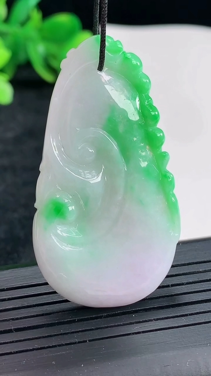 天然A货翡翠如意吊坠，尺寸50-28-5.5重量:15.70g
4月21日