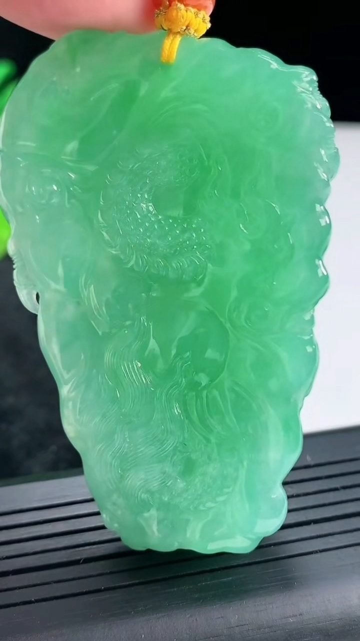 天然A货翡翠龙牌吊坠，尺寸67.5-43.6-17.5重量:75.25g
4月21日